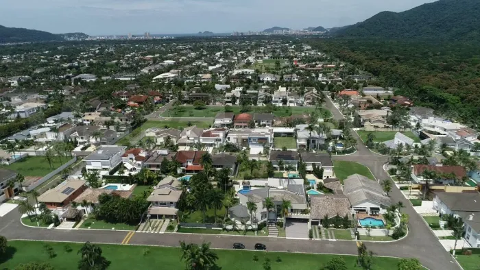 Casa nova frente praça A VENDA no Condomínio Jardim Acapulco na praia do Guarujá
