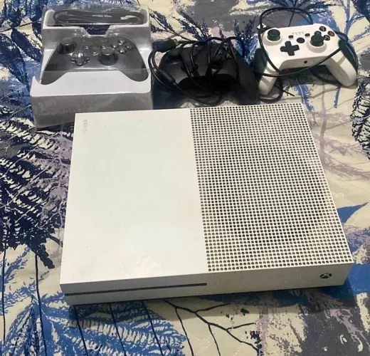 Vendo Xbox one s<br>3 manetes<br>...