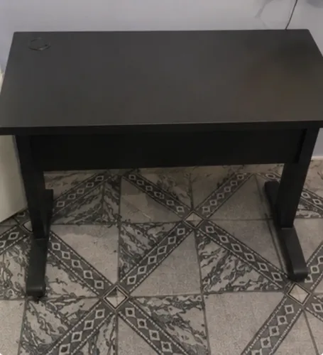 Mesa Escritório Preta 135x60 | Tampo Grosso | Estrutura Metálica | Passa-fios