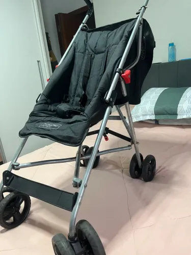 Carrinho de bebê guarda chuva