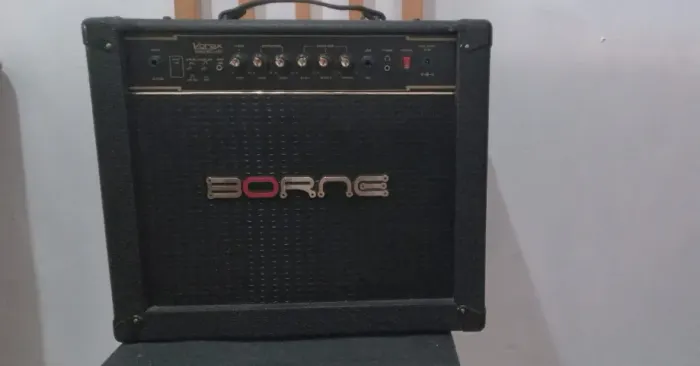 Vendo amplificador sem nenhuma marca de uso. Usado somente em casa.