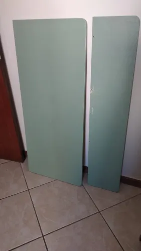 Mesa suspensa de madeira e quadro
