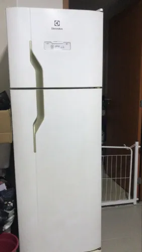 Vende-se geladeira com defeito no gás 