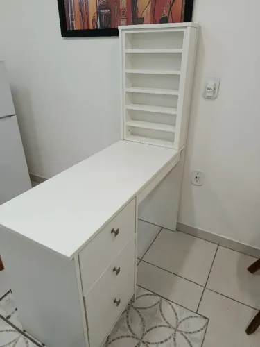Mesa de manicure em excelente estado de conservação