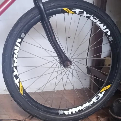 Vendo vmaxx preta dianteiro completa com pneu kenda flame