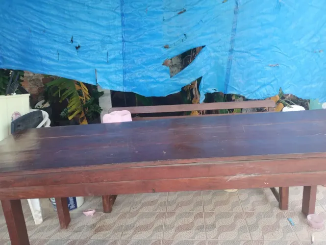 Vende se está mesa de madeira pega 6 cadeiras bem conservada