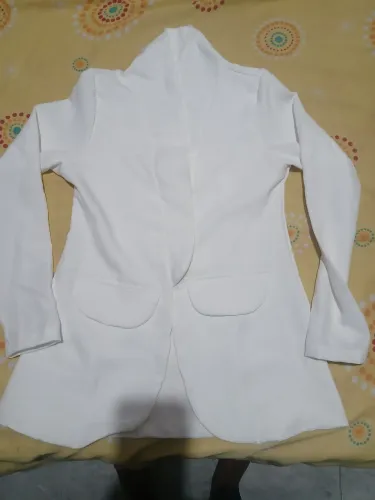  Um blazer branco novo 