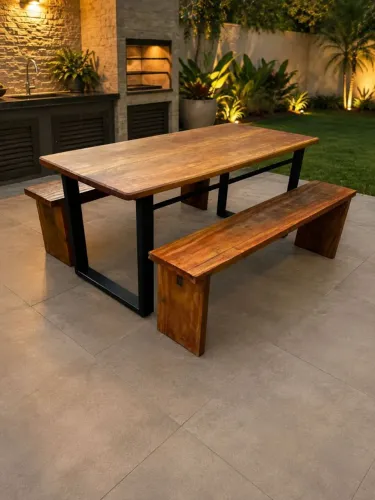 Mesa em madeira de lei