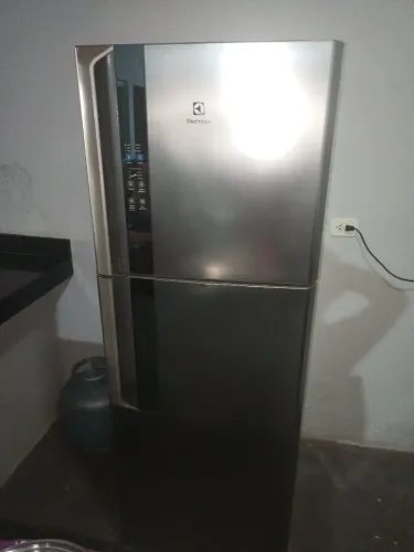 Geladeira Eletrolux Frost Free inverter IF55S que possui capacidade total de 431 litros