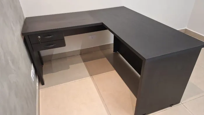 Mesa L com gavetas 150x150x60 com um tampo grande pés painel Entregamos com frete