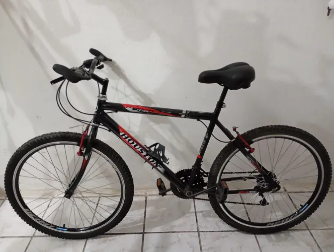Vendo bicicleta Houston aro 26 semi nova. 