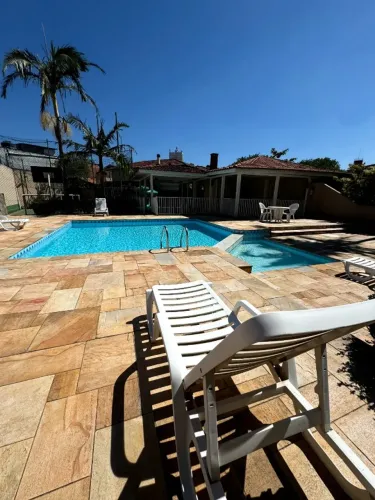Casa em condomínio fechado com lazer.