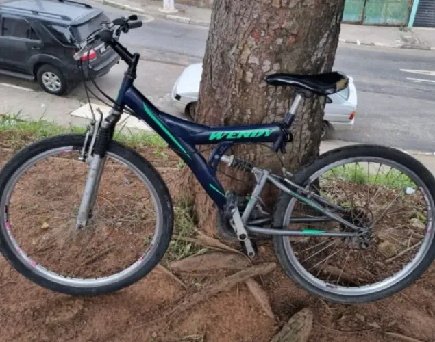 Bicicleta aro 26 18 marchas em perfeito estado andando normal 