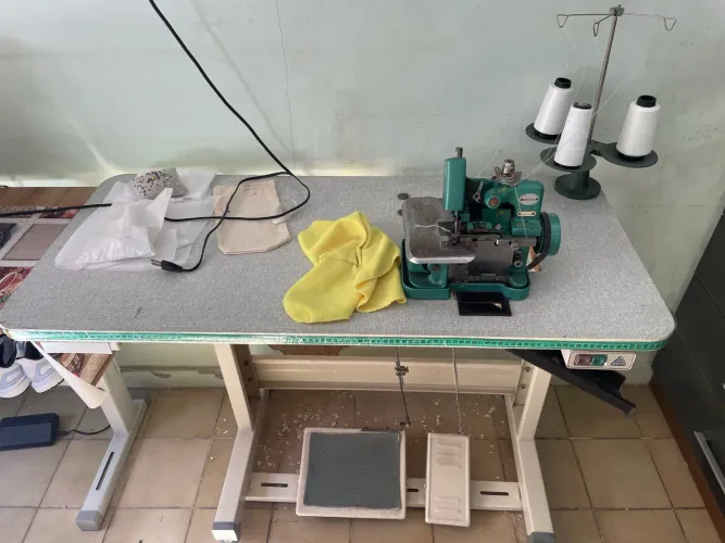 Máquina overloque com mesa 