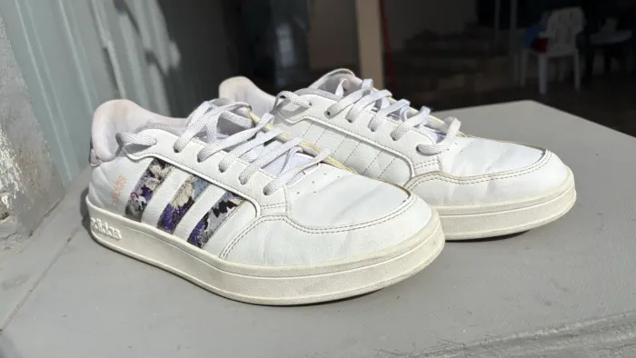 Tênis adidas branco com detalhe floral 39