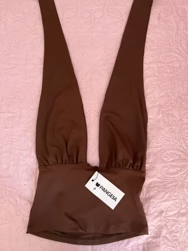 top cropped frente única com amarração nas costas