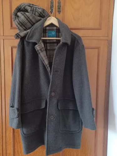 Vendo Casacão de lã com capuz cor Cinza e xadrez por dentro