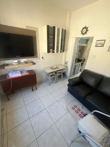 Kitnet reformada, lado praia, aluguel definitivo