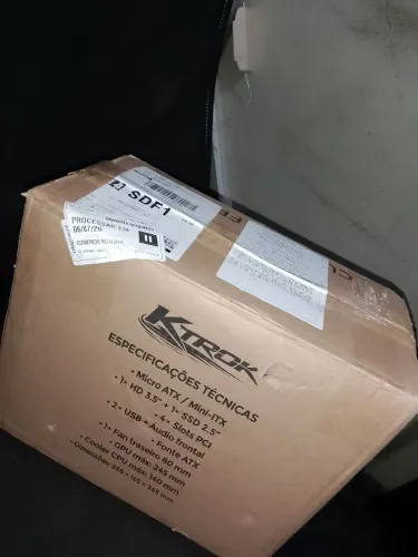 Computador na caixa nunca aberto, não tem o monitor, apenas o teclado e o mouse.