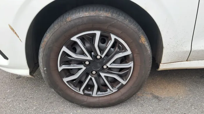 Rodas 14 com pneus e carlotas serve na linha fiat e linha voks