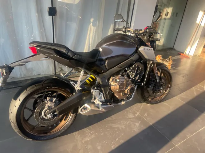 Vendo Cb 650 2023 com apenas 7.500 km originais