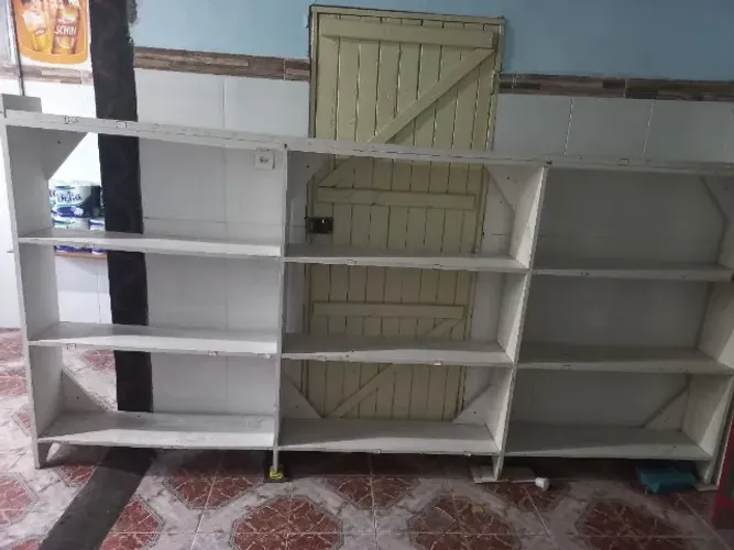 Desapegar de duas prateleiras de madeiras