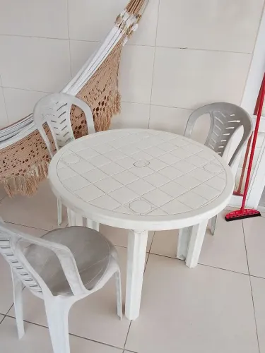 Vendo um jogo de mesa com três cadeiras