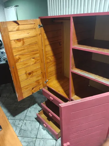 Guarda-roupa de madeira
