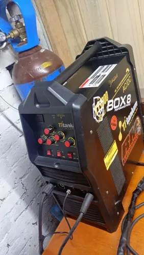 Vendo Máquina de Solda TIG Titanium TI3000 com cilindro.