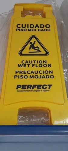 Placa Sinalizadora Piso Molhado da Perfect, muito mais segurança.