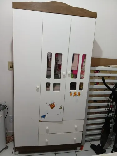 Vendo guarda roupas infantil ,bem barato,apenas com alguns defeitos ,preço baixissimo