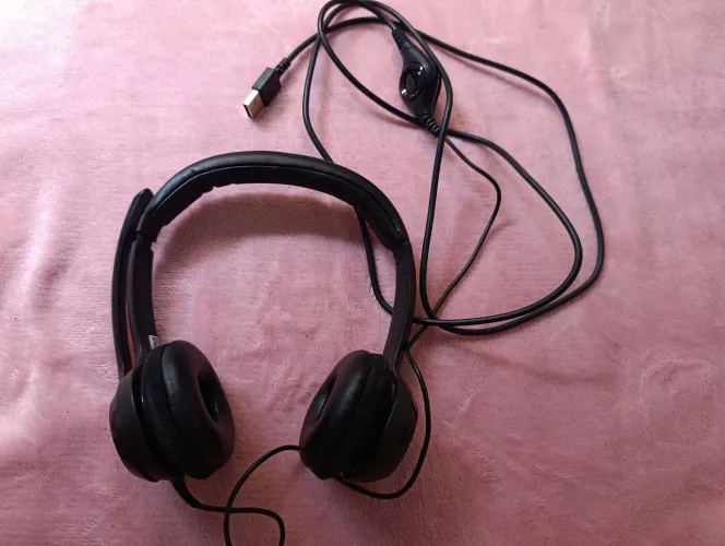 Fone de ouvido Logitech com cancelamento de ruído H390