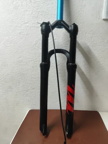 Suspensão Manitou Markhor 29 trava no guidão