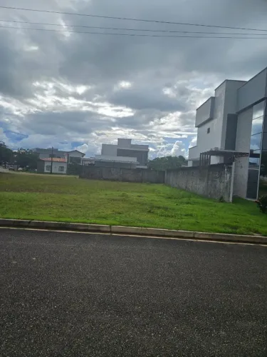 VENDO TERRENO NO CONDOMÍNIO VERANA MEDINDO 12 X 25, PARA O NASCENTE