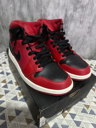 Tênis Air Jordan 1 - Cano Médio - Vermelho 