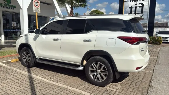 Toyota Hilux SW4 SRX 4X4 2.8 TDI 16V Dies. Aut. 2016