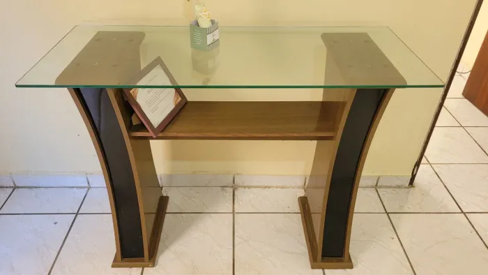 Console/aparador, lindo estiloso multiuso para suas fotos, com tampo de vidro grosso. 