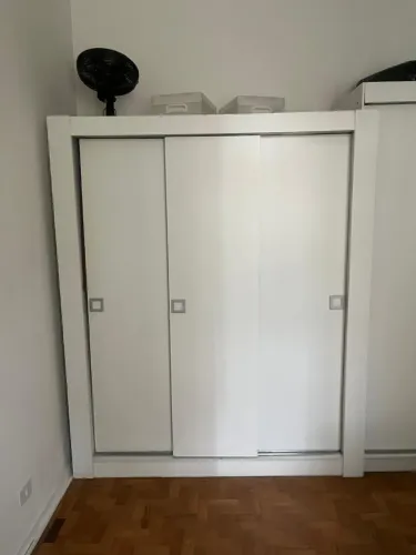 Guarda-Roupa Branco 3 Portas de Correr com Cabideiros e Gavetas