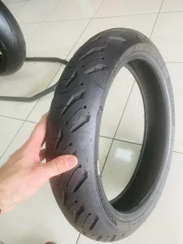 Vendo pneu dianteiro michelin road6