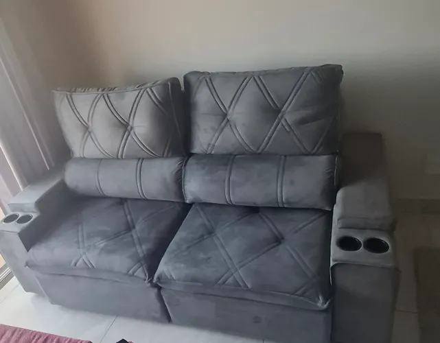 sofa retratil com porta copo embutido é novo e é de suede