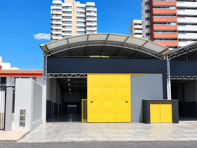 Galpão com 343m2 (lote 402m2) próximo Av. Washington Soares no Luciano Cavalcante