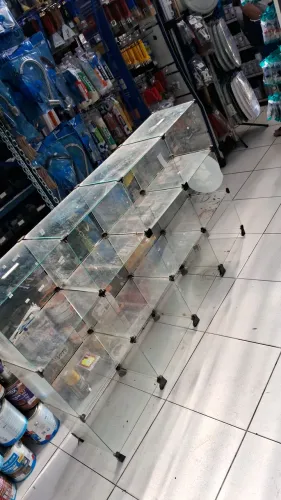 2 Balcão de vidro ,1metro de altura por 1,65 cumprimento.
