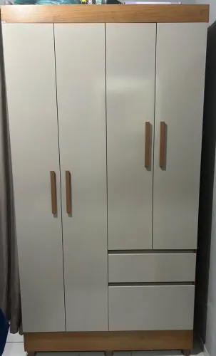 Guarda roupas solteiro.