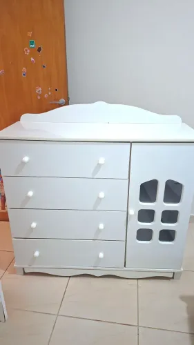 Cômoda Infantil Branca 4 Gavetas com Porta e Nicho - Ótimo Estado