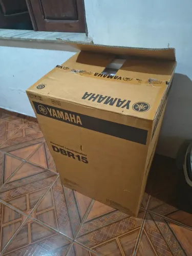 Caixa de som Yamaha top DBR15