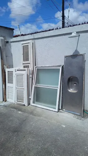 Materiais retirados de obra (janelas)