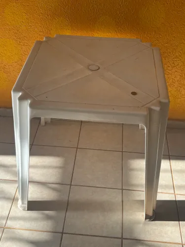 1 mesa e 6 cadeiras sortidas