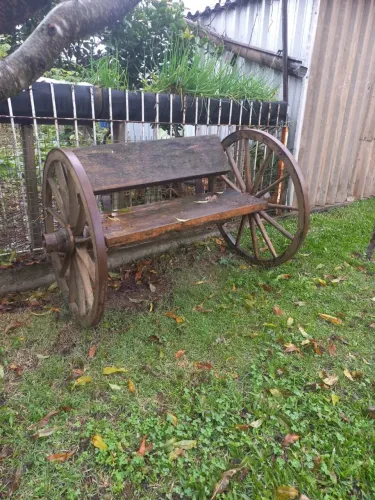 Banco de roda de carroça antiga