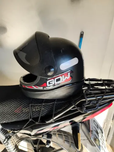 Capacete preto fosco