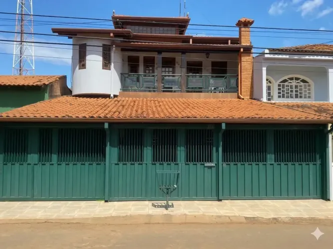 Setor Central QD 14, Sobrado com Subsolo 5 suítes 3 lajes R$ 830.000 Ac. Apartamento